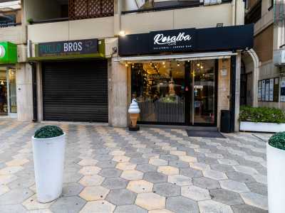 Sul lato di quest�ultimo stabile, si trova dalla fine degli anni 80 il �Caff� Rosalba�. Questa � infatti da sempre una zona caratterizzata dalla presenza bar, frequentati dalle tante persone che in questa parte di Bari lavorano